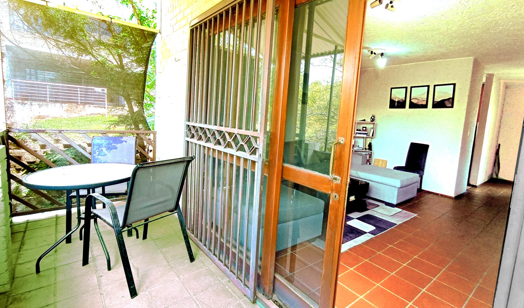 730615_balcony_lounge.jpg