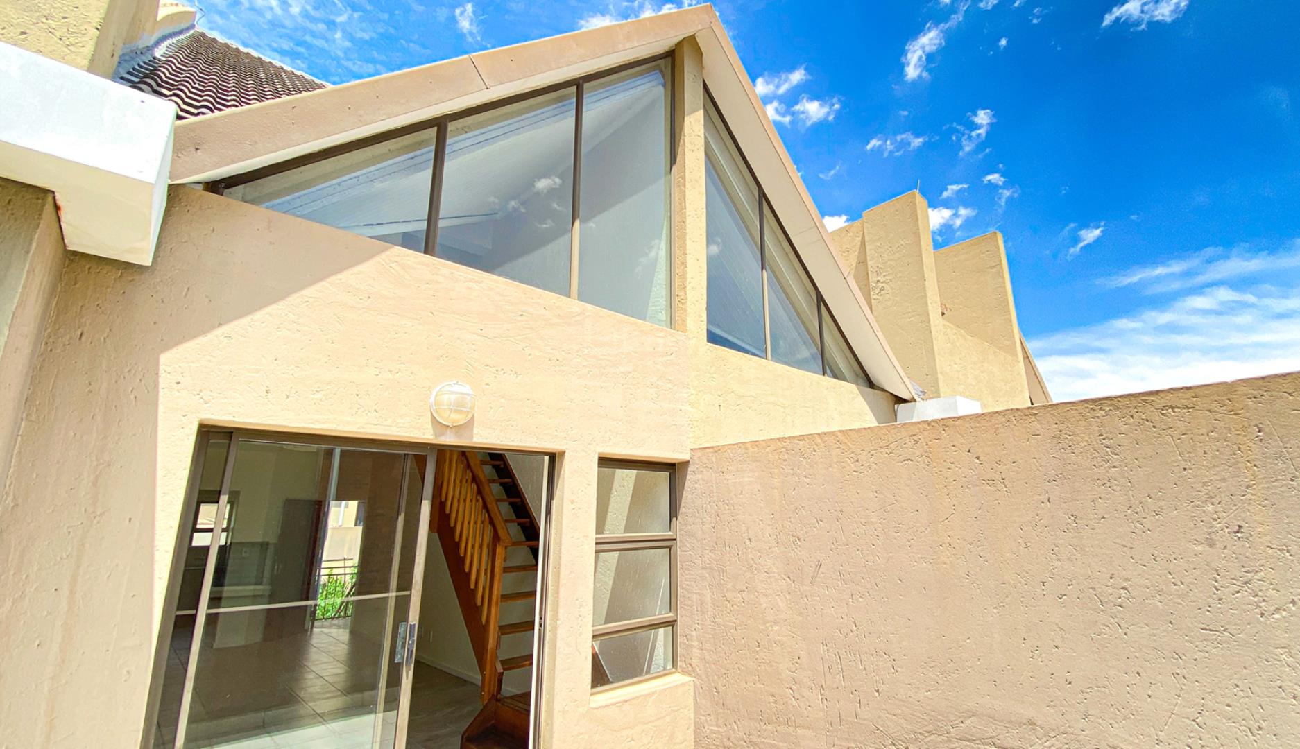 731774_balcony1.jpg