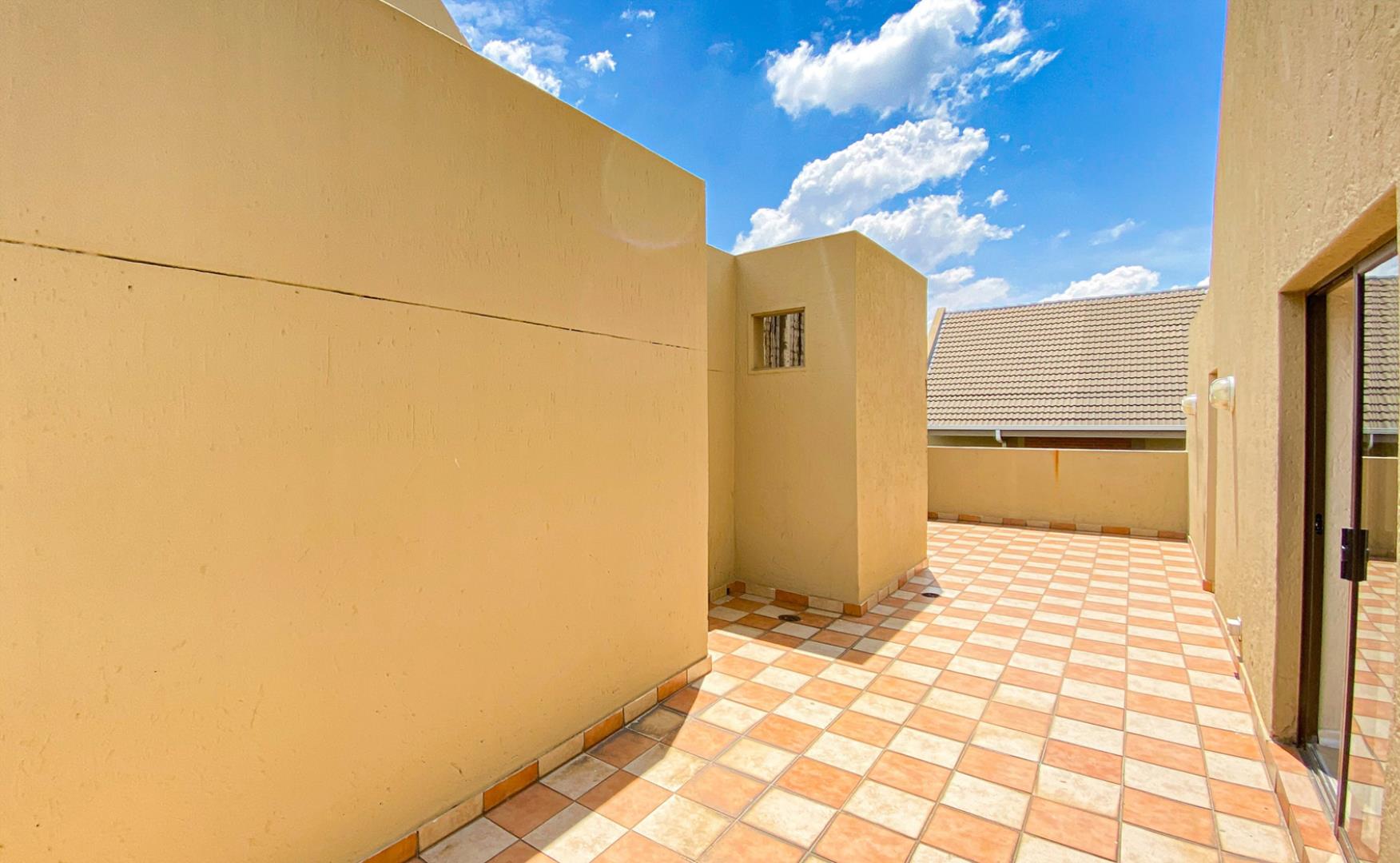 731774_balcony5.jpg