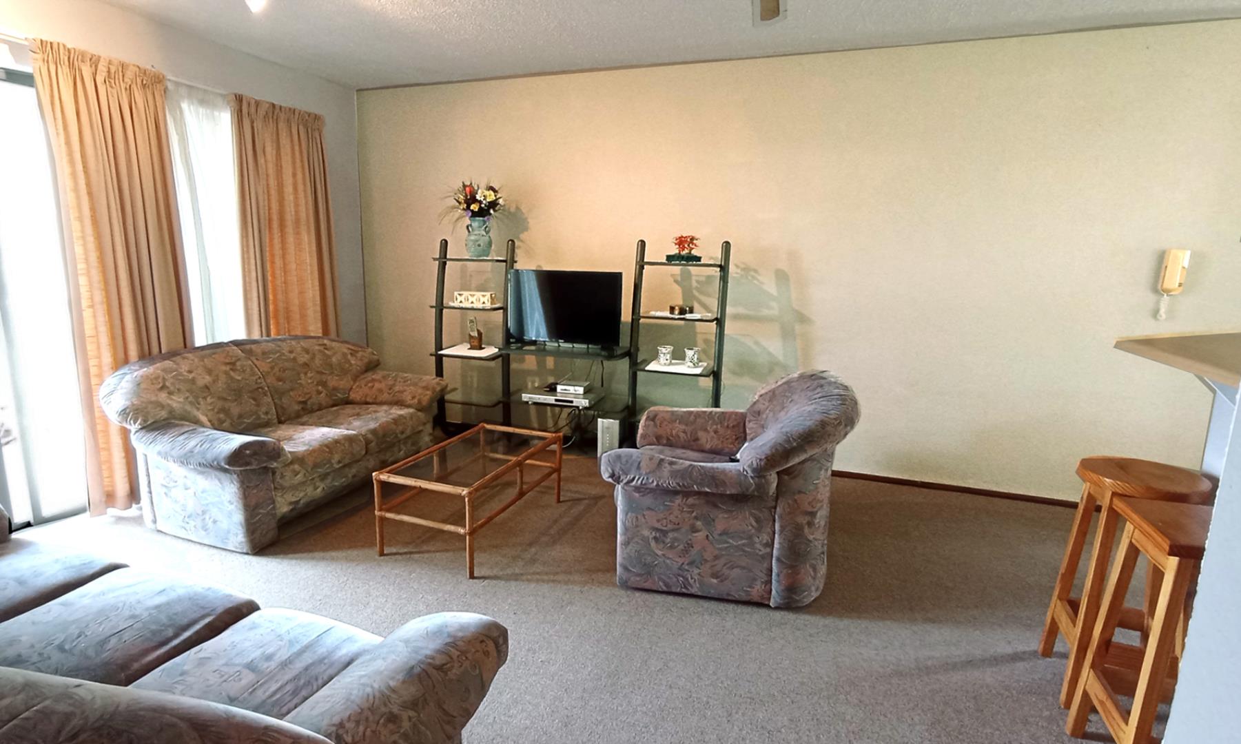 739821_lounge2.jpg