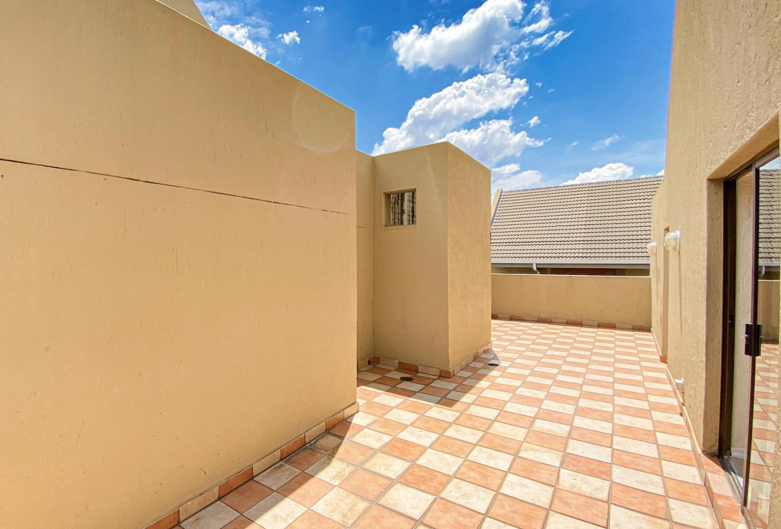 740457_balcony2.jpg