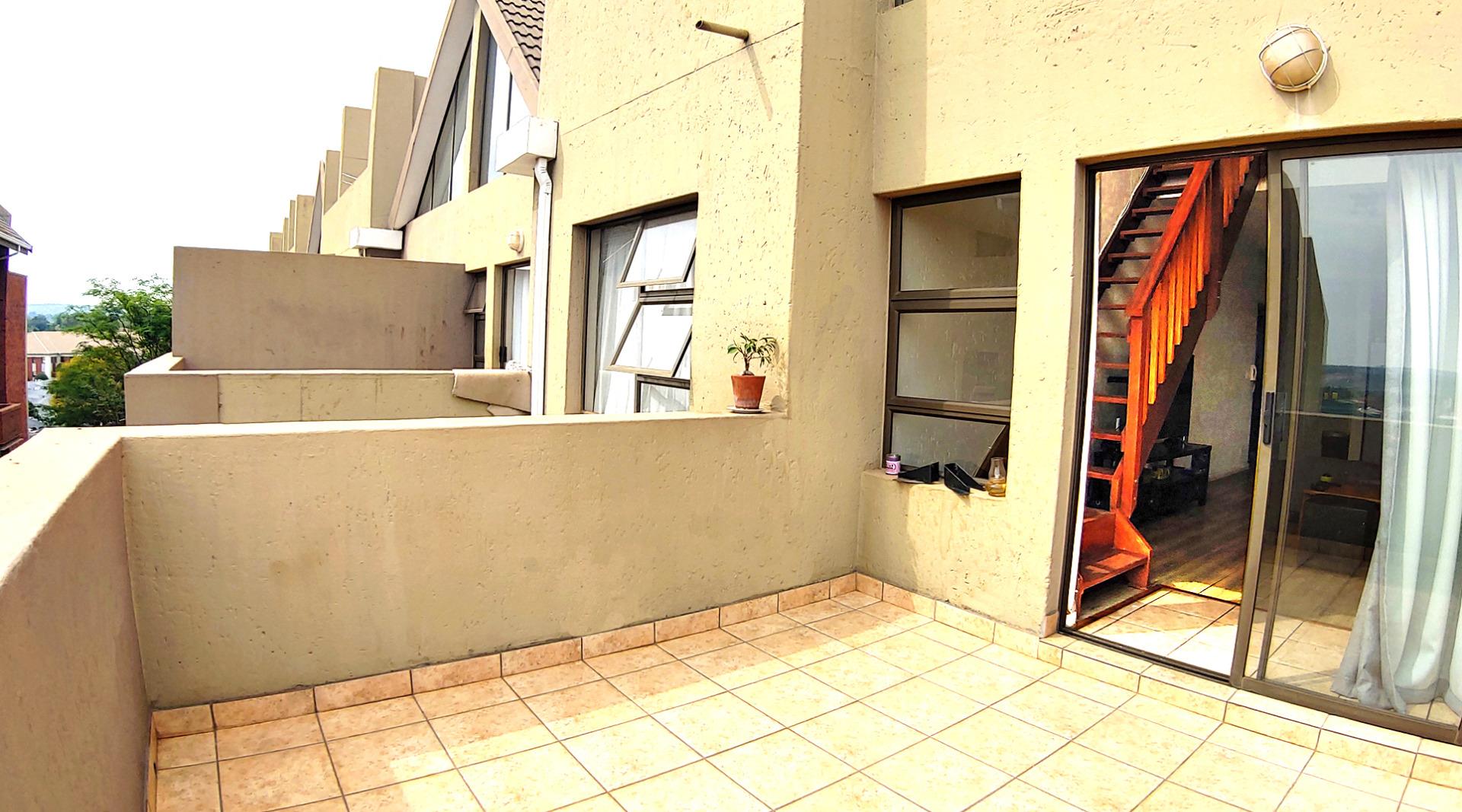 740457_balconyt.jpg