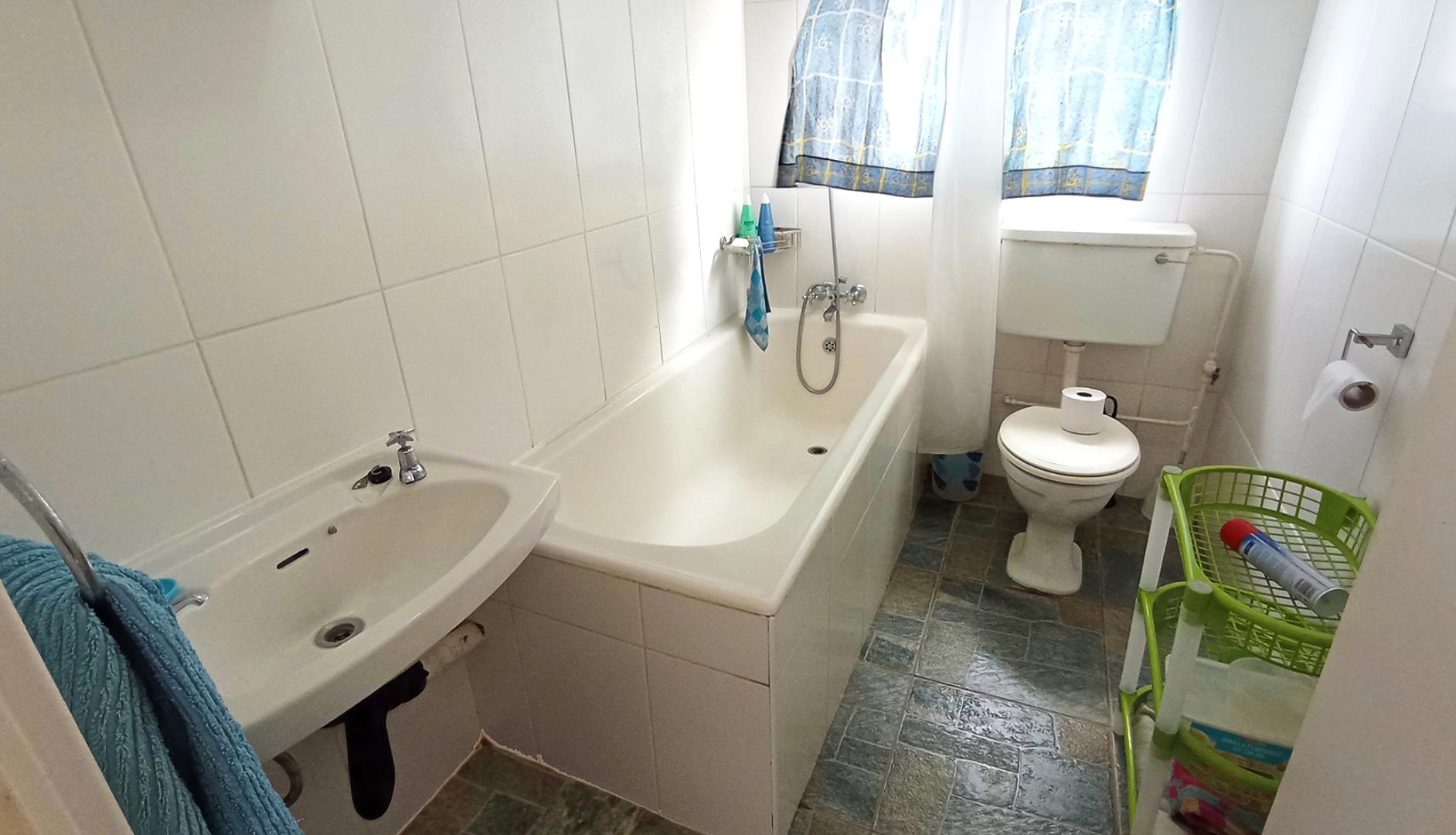 766394_bath2.jpg